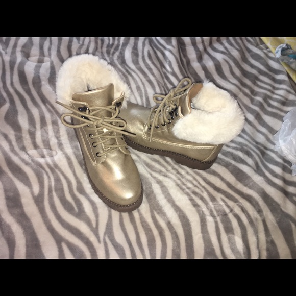NWT Women’s gold fur boots 7.5 or 8 us - Picture 6 of 6